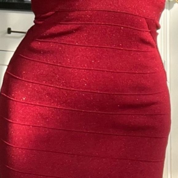 Elegant Red Shimmery Bodycon Dress - Picture 15 of 15